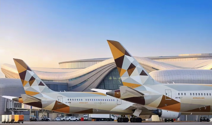 මැද පෙරදිගින් පලා යන ඇමරිකානුවන්ට ගුවන් ගමන් සංවිධානය කරයි.