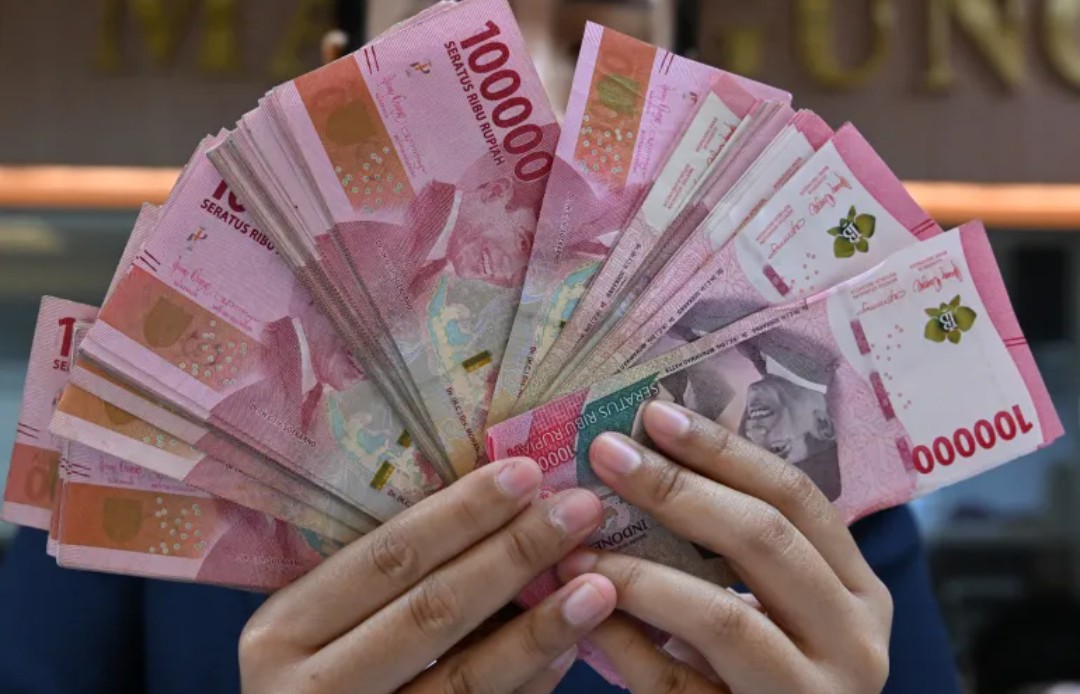 Indonesian Rupiah Falls to a Record Low