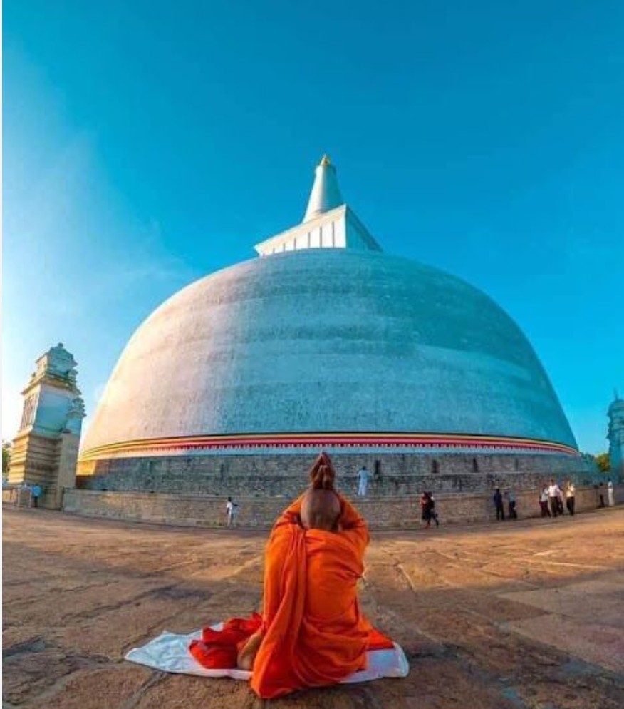 චෛත්යයක් ගැබ්ගෙන තිබුණා මිතුර......