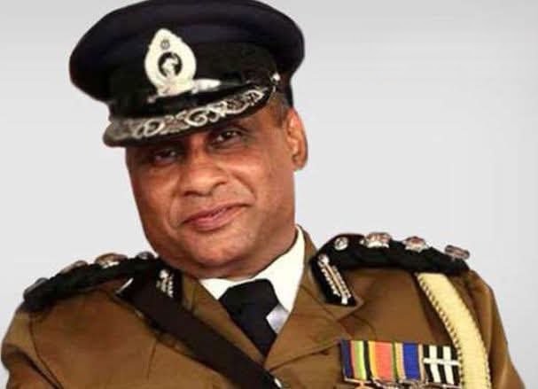 හිටපු පොලිස්පති C. D. වික්රමරත්න හිසට වෙඩි තබා ගෙන මිය යයි..